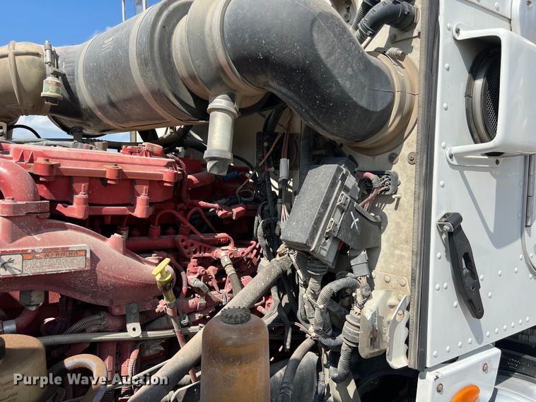 image for item EJ2862 2013 Peterbilt 365 roll-off container truck