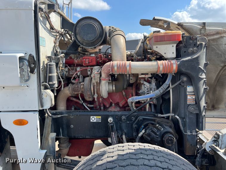 image for item EJ2862 2013 Peterbilt 365 roll-off container truck