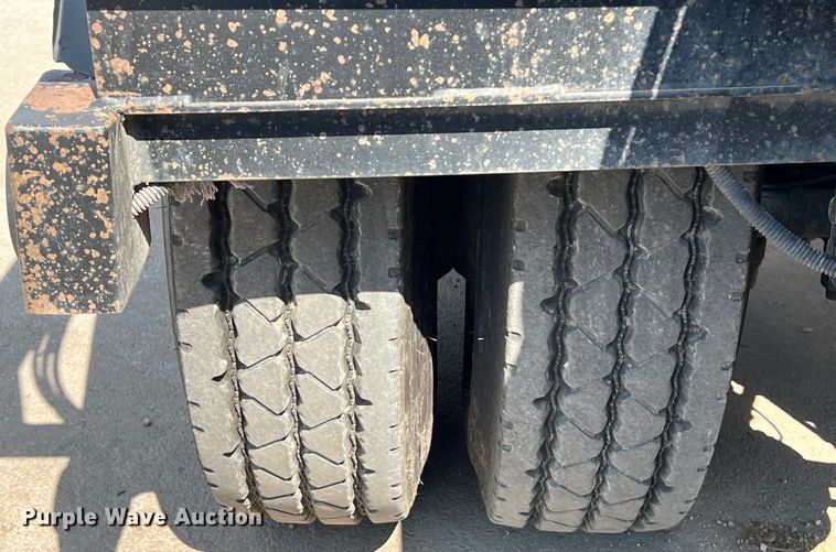 image for item EJ2862 2013 Peterbilt 365 roll-off container truck