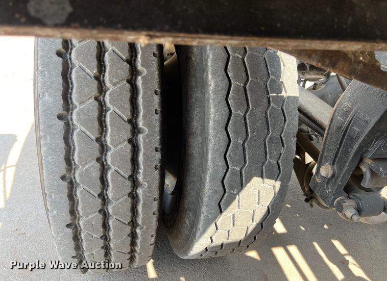 image for item EJ2862 2013 Peterbilt 365 roll-off container truck