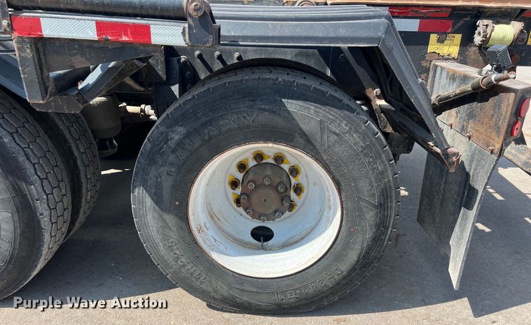 image for item EJ2862 2013 Peterbilt 365 roll-off container truck