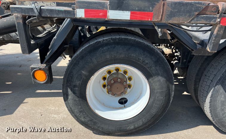 image for item EJ2862 2013 Peterbilt 365 roll-off container truck