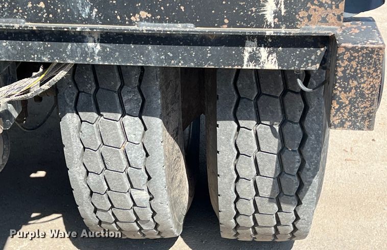 image for item EJ2862 2013 Peterbilt 365 roll-off container truck