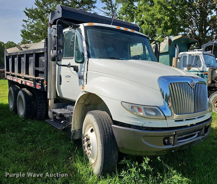 image for item EJ5828 2005 International  4400 dump truck