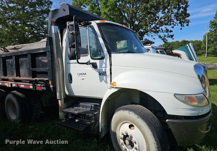 image for item EJ5828 2005 International  4400 dump truck