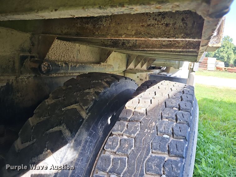 image for item EJ5828 2005 International  4400 dump truck