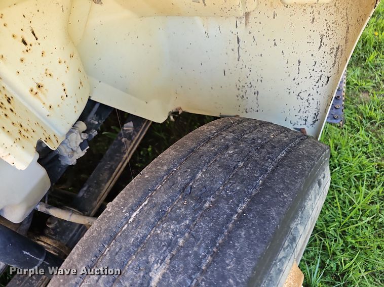 image for item EJ5828 2005 International  4400 dump truck