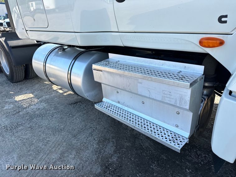 image for item EJ8859 2020 International  LT625  semi truck