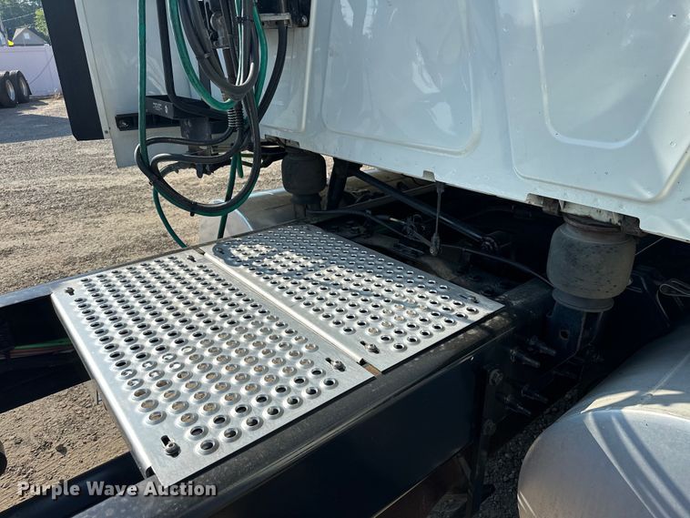 image for item EJ8859 2020 International  LT625  semi truck