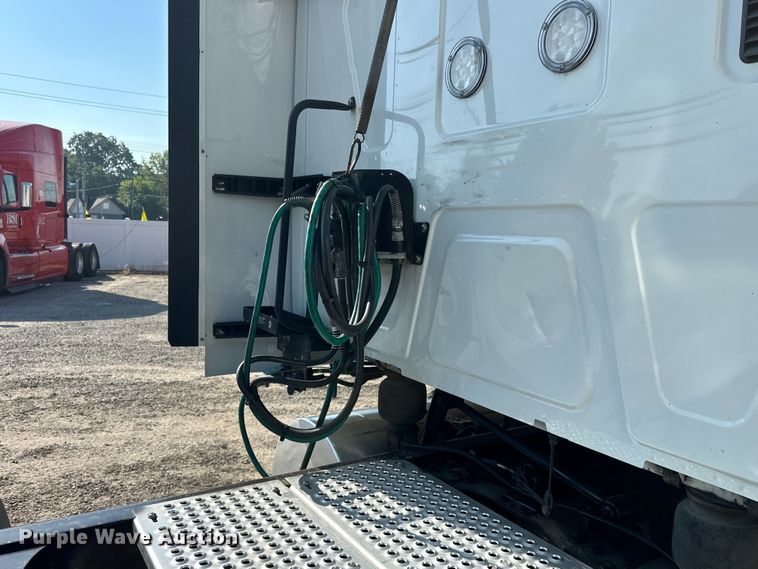 image for item EJ8859 2020 International  LT625  semi truck