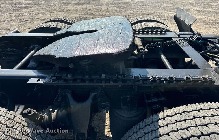 image for item EJ8859 2020 International  LT625  semi truck