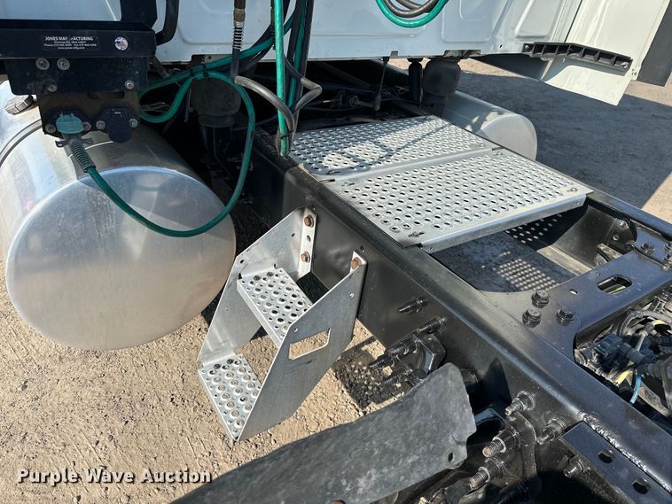 image for item EJ8859 2020 International  LT625  semi truck