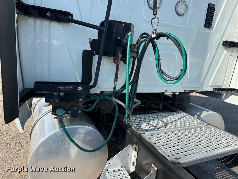 image for item EJ8859 2020 International  LT625  semi truck