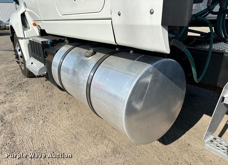 image for item EJ8859 2020 International  LT625  semi truck