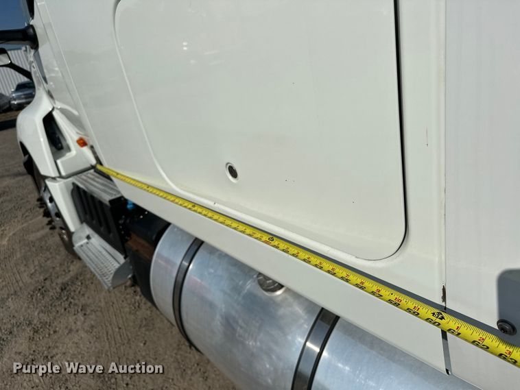 image for item EJ8859 2020 International  LT625  semi truck