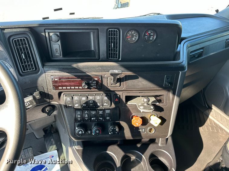 image for item EJ8859 2020 International  LT625  semi truck