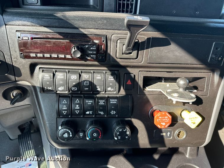 image for item EJ8859 2020 International  LT625  semi truck