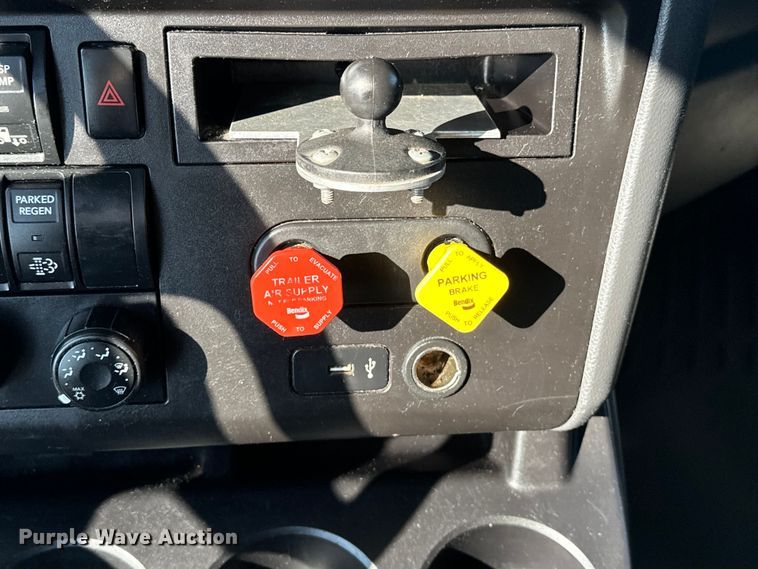 image for item EJ8859 2020 International  LT625  semi truck