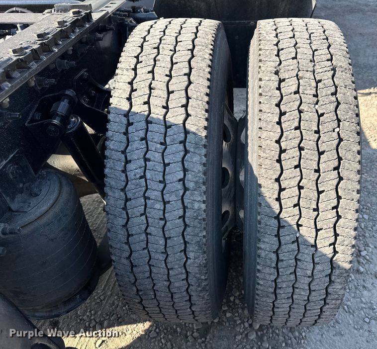 image for item EJ8859 2020 International  LT625  semi truck