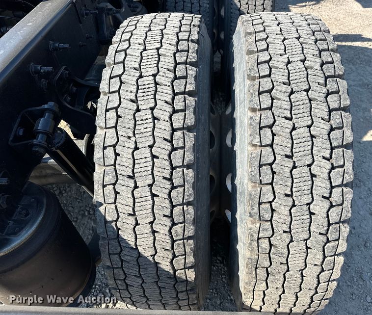 image for item EJ8859 2020 International  LT625  semi truck