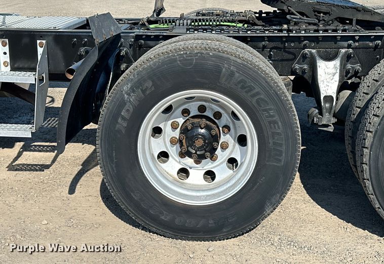 image for item EJ8859 2020 International  LT625  semi truck