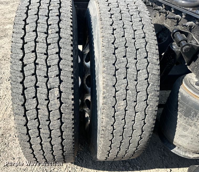 image for item EJ8859 2020 International  LT625  semi truck