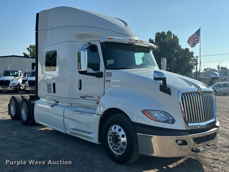 image for item EJ8860 2019 International  LT625  semi truck