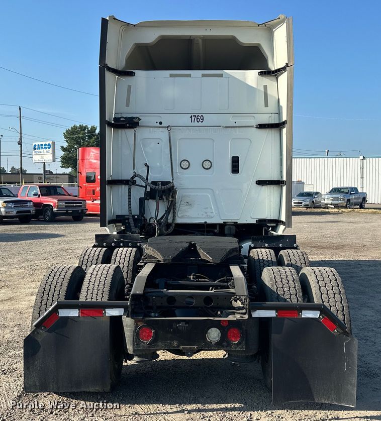 image for item EJ8860 2019 International  LT625  semi truck