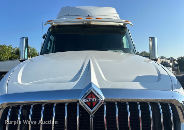 image for item EJ8860 2019 International  LT625  semi truck