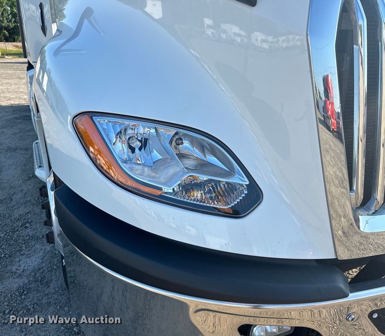 image for item EJ8860 2019 International  LT625  semi truck