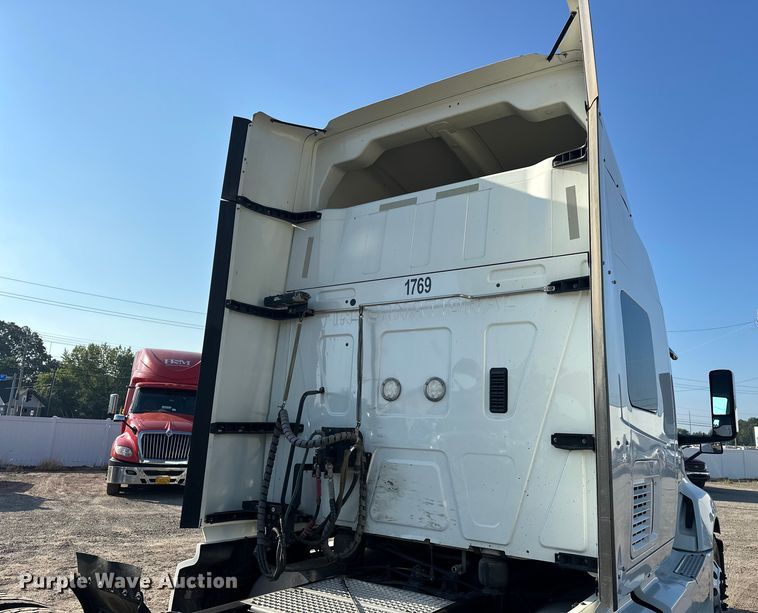 image for item EJ8860 2019 International  LT625  semi truck