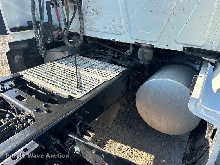 image for item EJ8860 2019 International  LT625  semi truck