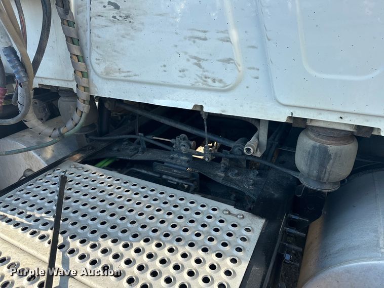 image for item EJ8860 2019 International  LT625  semi truck