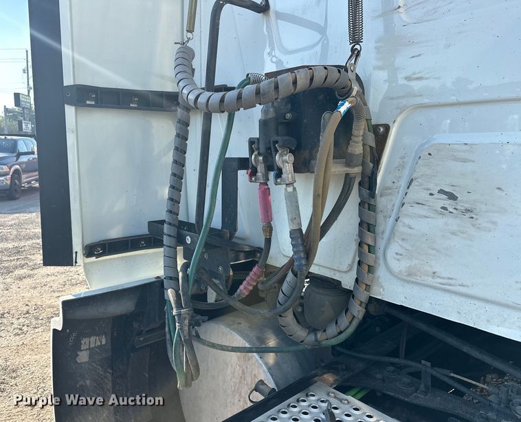 image for item EJ8860 2019 International  LT625  semi truck