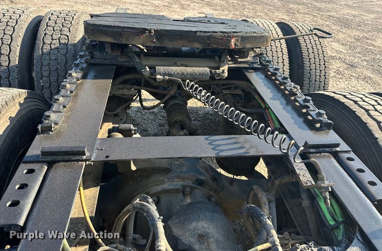 image for item EJ8860 2019 International  LT625  semi truck