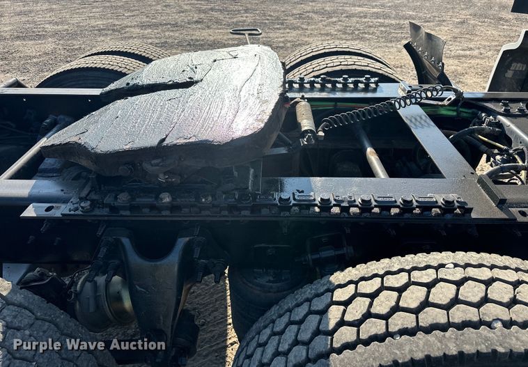 image for item EJ8860 2019 International  LT625  semi truck