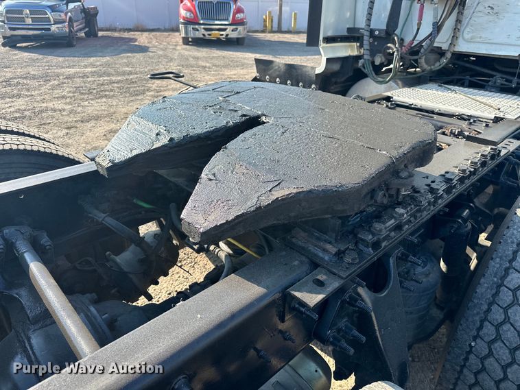 image for item EJ8860 2019 International  LT625  semi truck