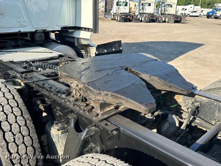 image for item EJ8860 2019 International  LT625  semi truck