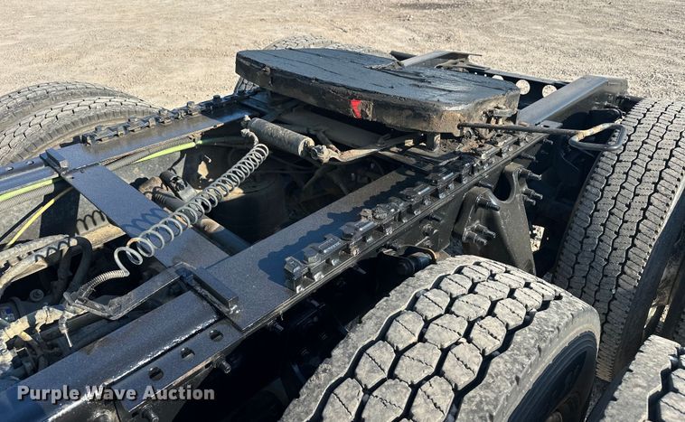 image for item EJ8860 2019 International  LT625  semi truck