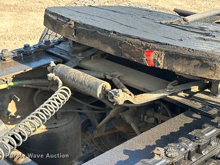 image for item EJ8860 2019 International  LT625  semi truck