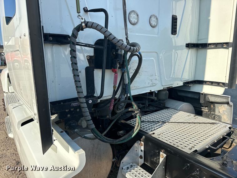 image for item EJ8860 2019 International  LT625  semi truck