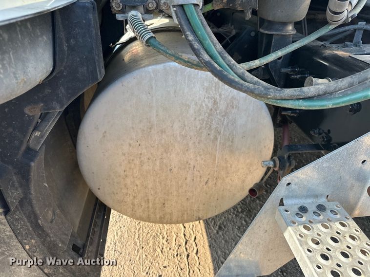 image for item EJ8860 2019 International  LT625  semi truck