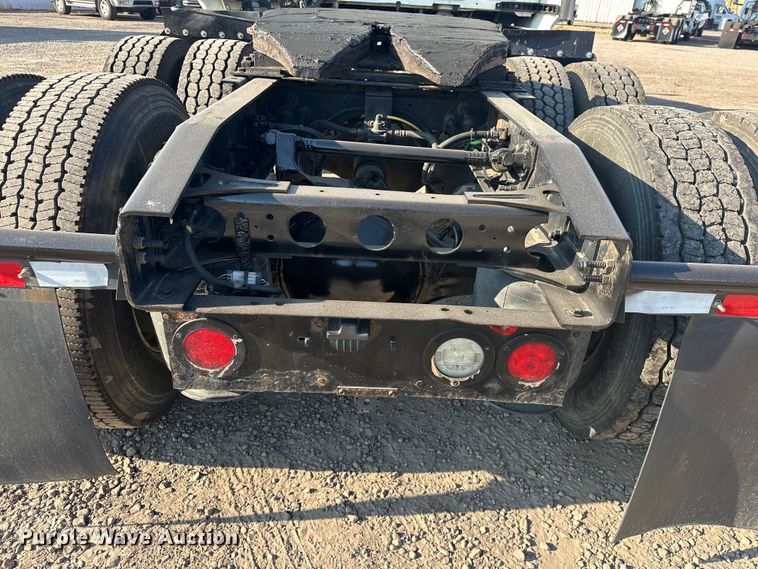 image for item EJ8860 2019 International  LT625  semi truck