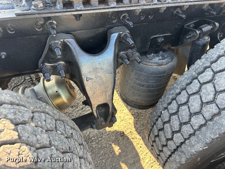 image for item EJ8860 2019 International  LT625  semi truck