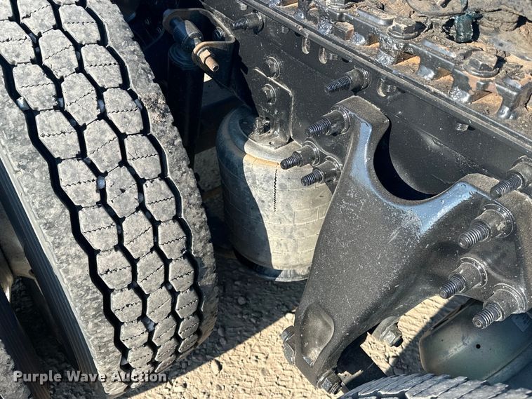 image for item EJ8860 2019 International  LT625  semi truck