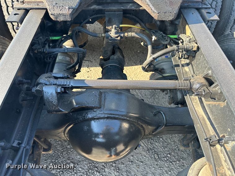 image for item EJ8860 2019 International  LT625  semi truck