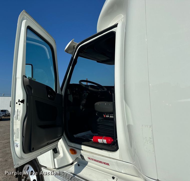 image for item EJ8860 2019 International  LT625  semi truck