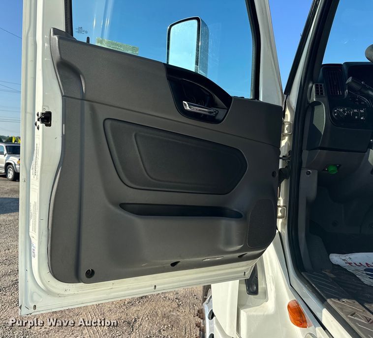 image for item EJ8860 2019 International  LT625  semi truck