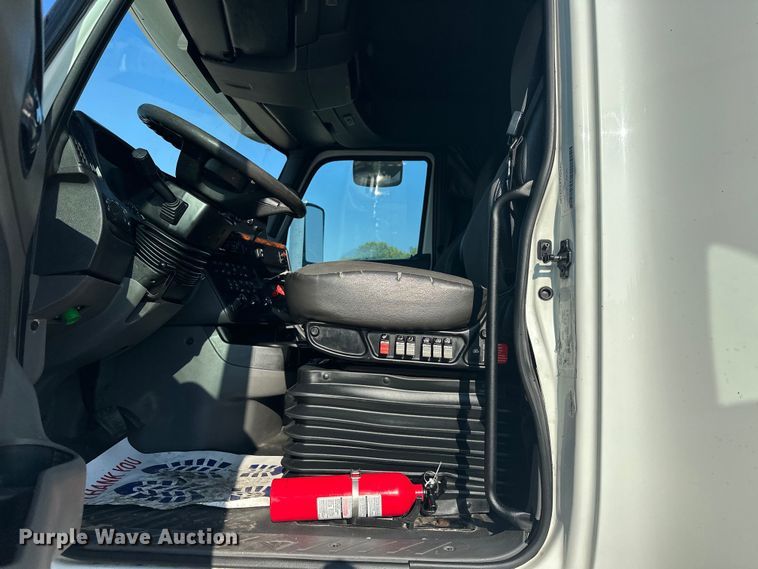 image for item EJ8860 2019 International  LT625  semi truck