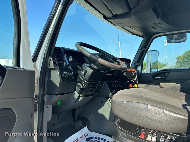 image for item EJ8860 2019 International  LT625  semi truck